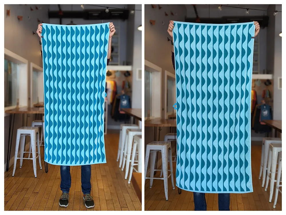 Wavy Days Beach   Bath Towel
